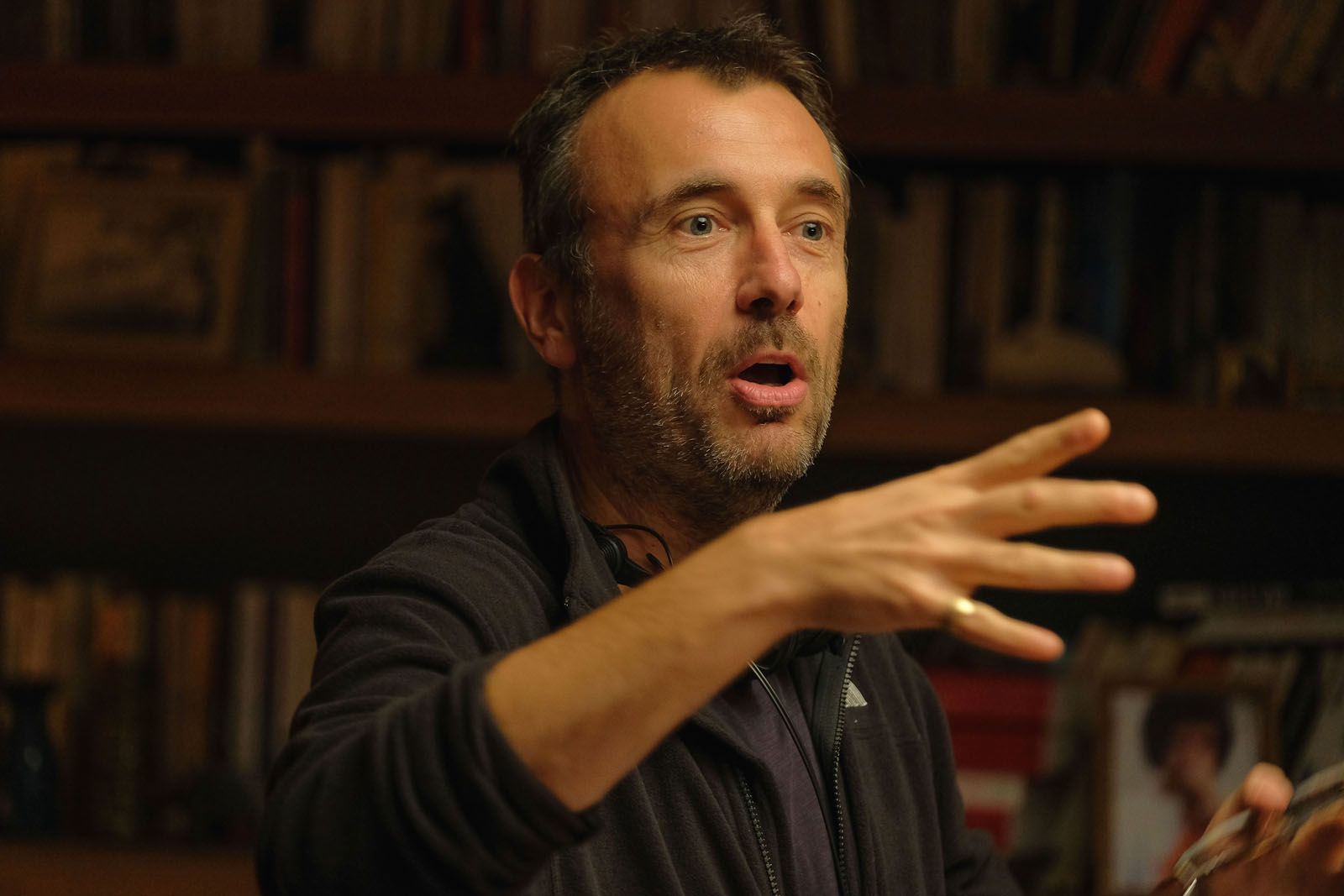[Critique] Le Jeu - Une comédie à suspense addictive ! | Le réalisateur Fred Cavayé sur le tournage - Copyright Mars Film