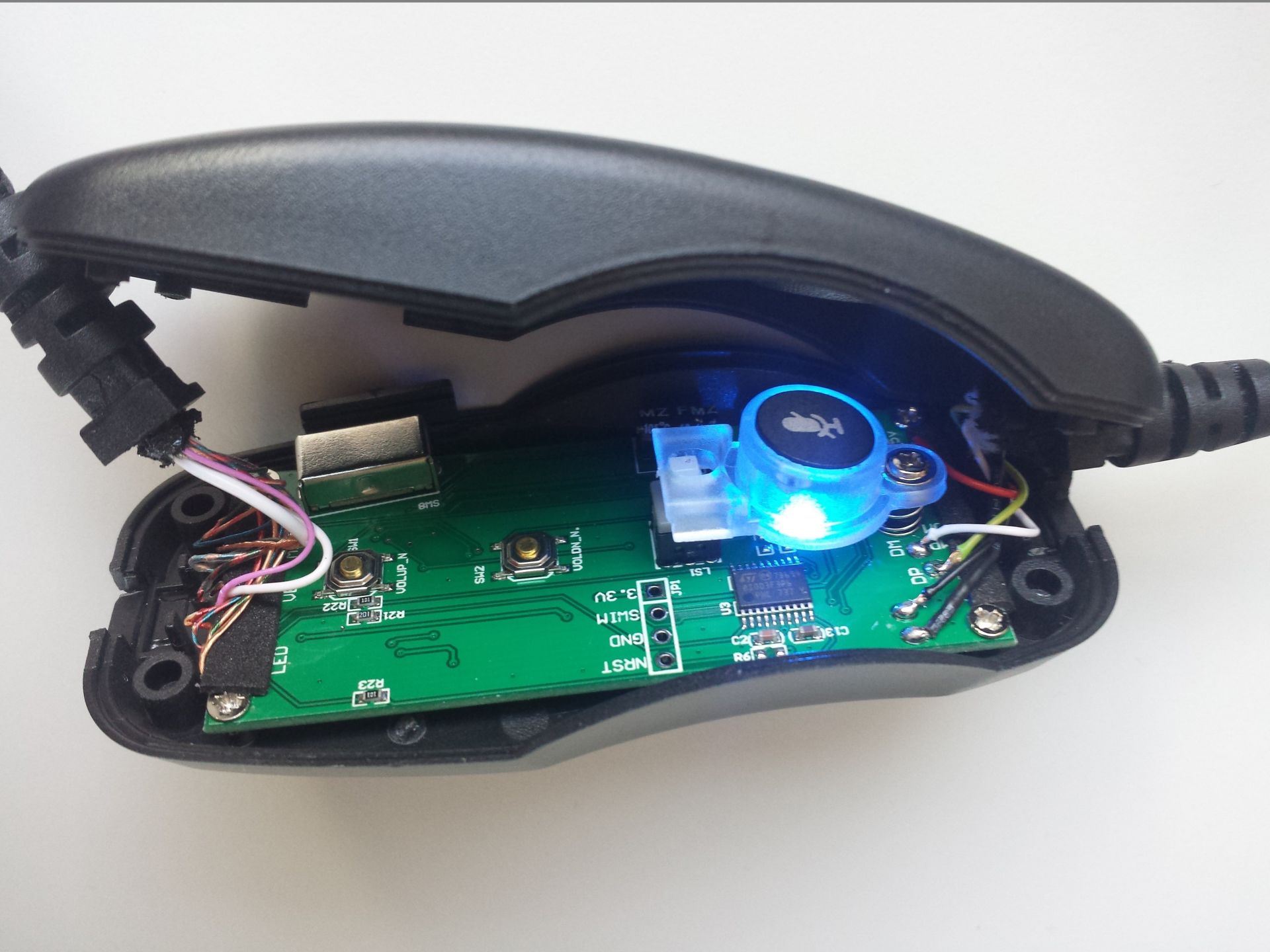 [TEST] L'Hephaestus P1, retour d'expérience d'un casque à vibrations pour joueur | Ce qu'il se cache dans la télécommande du casque !