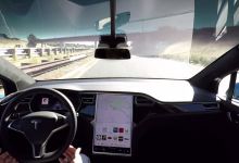 Tesla montre la conduite 100% autonome de ses voitures