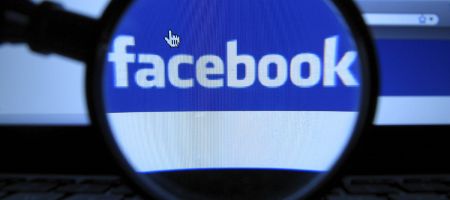 Arrêtés pour un baisé sur Facebook